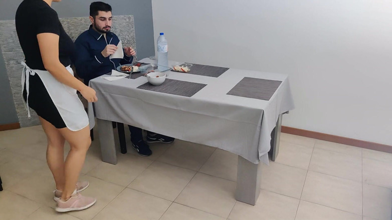 Miss Squirting: Chelnerița cu pizdă cremoasă are parte de o ejaculare internă...