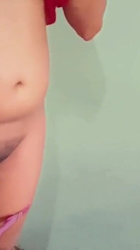 Un hijastro folló duro a su loca y sexy madrastra en la cama, semen dentro