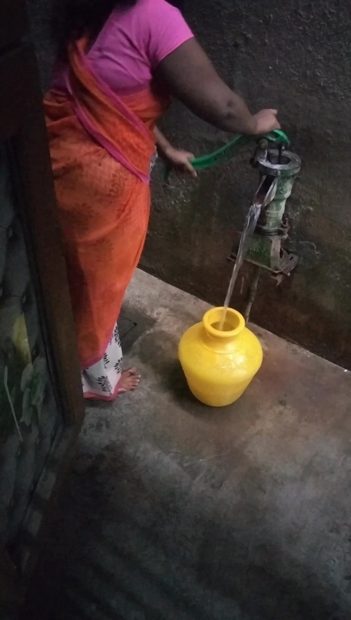 Benita sweety: Teyze su pompası itiyor