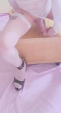 Naylon fetiş tgrl sara beyaz naylonfetiş transparan mini etek üzerinde büyük yarağını azdırıyor ve dildo alıyor