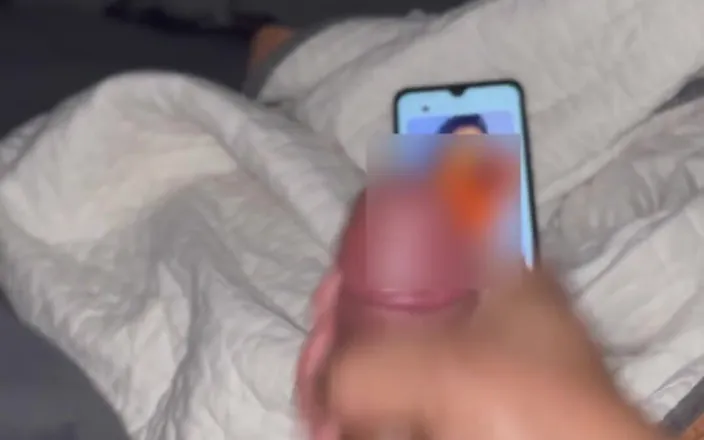 Lonely stroker: Bisakah aku ngocok kontol sambil melihat gambarmu juga?