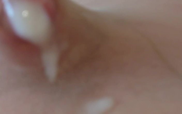 Carmen_Nylonjunge: Cewek sange dengan celana ketat ketat ini lagi asik sendirian...