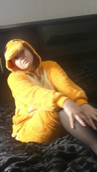 Renee Sakuya danse en costume charizard, film muet