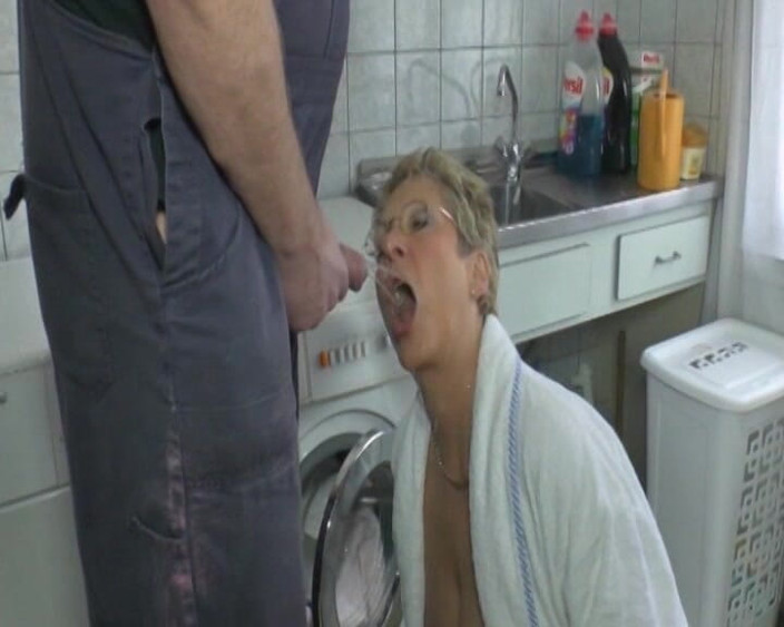 Piss Lover: Madura Puta De Rejilla Monta Duro En La Ducha Y...