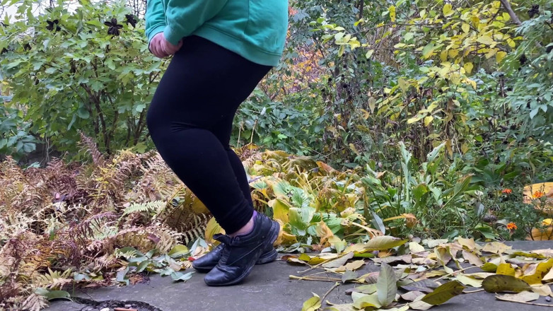 Elena: Culona milf meando al aire libre