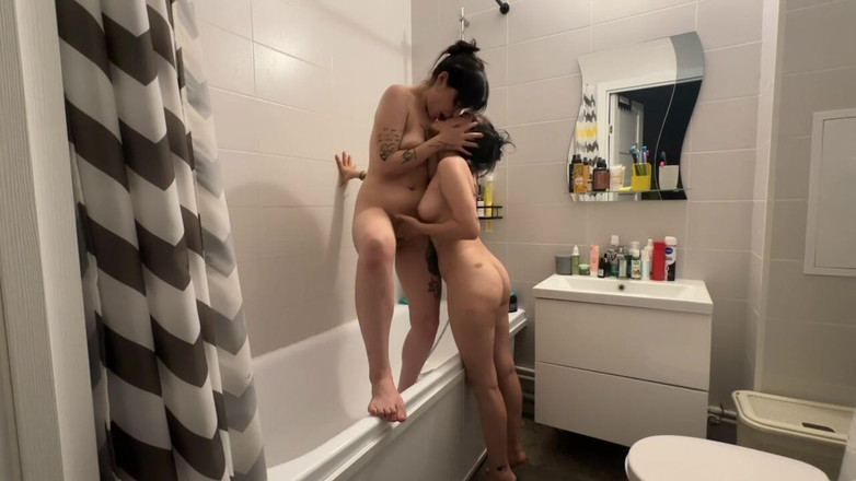 LuchCrush: 화장실에서 나를 잡았어
