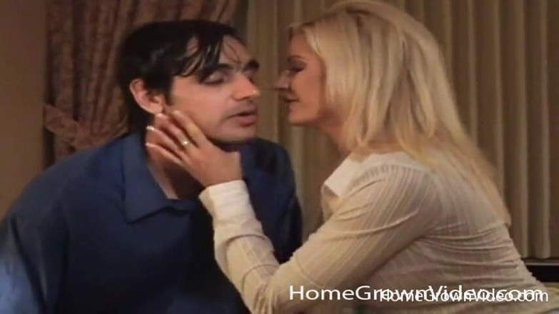 Homegrown Wives: Eric Darkside donne sa grosse bite à la MILF sexy Lauren