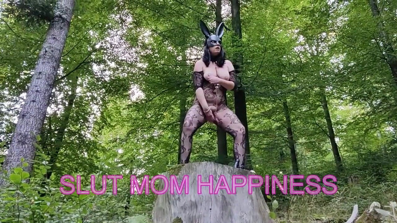 Toilet Mommy: Cosplay sexy zralá v kombinéze a zajíček masturbuje, dokud se...