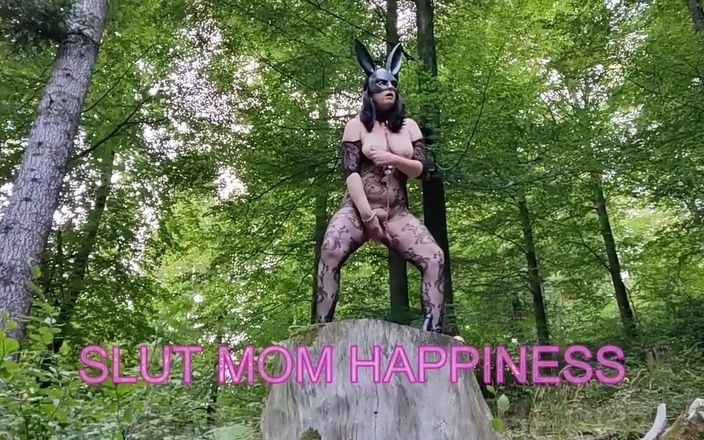 Toilet Mommy: Косплей гарячої зрілої в боді і масці кролика мастурбує, поки вона не кінчає