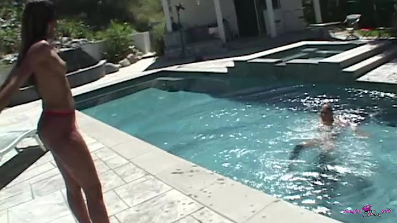 Naughty Black Girls: Madam Vanessa Monet biseksüel üçlü sekse hazırlık olarak Velicity von'un esaret...