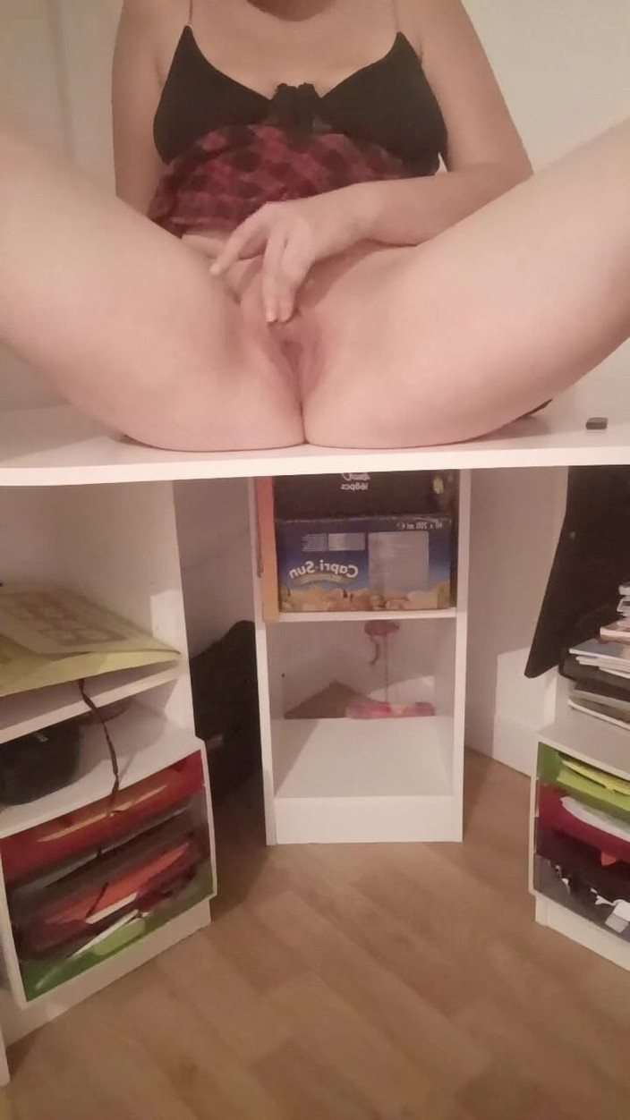 Rose Fleurs: Tôi tự ngón tay với dương vật giả 25 cm trong âm...