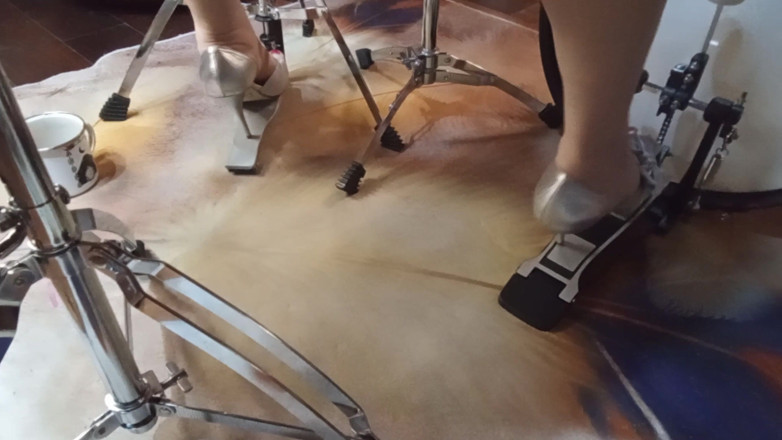 Mois Fantasys: Tocando Bateria Con Tacones Aguja