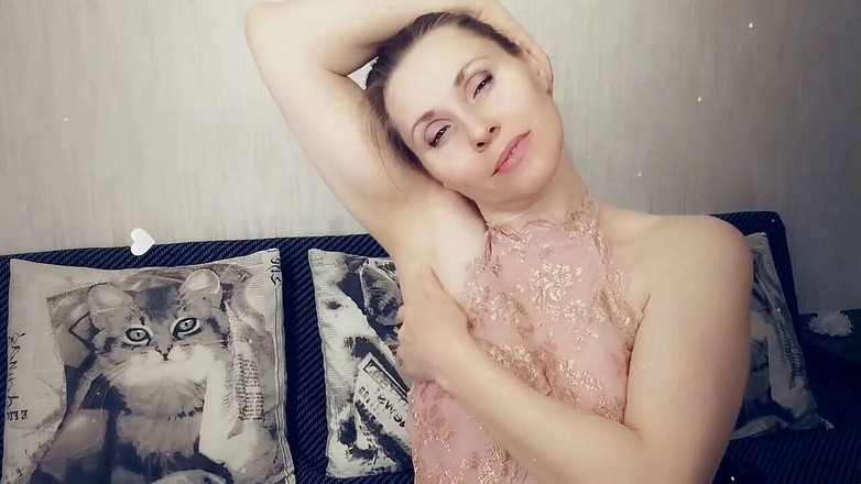 Olivia x Love: Večer, dobrá hudba, krásná kombinézová souprava se hladí, škádlí si prsa,...