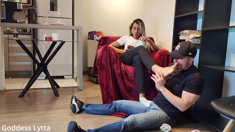 Queen Lytta ballbusting and cum lick: Zeița Lytta îi cere prietenului să-i venereze picioarele și să facă o...