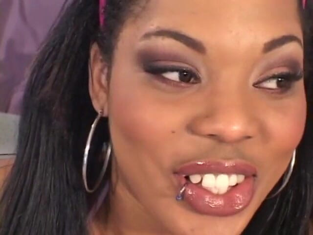 CBD Media Interracial: Calda cassiera africana con un grosso culo viene scopata duramente...