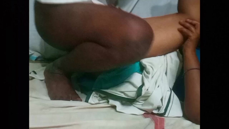 Desi Sathiya: 舐めるキスのビデオ