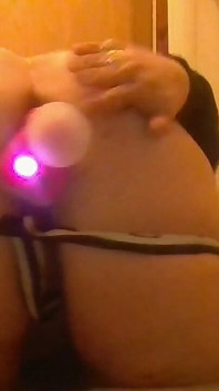 Cewek semok ini lagi asik fingering memeknya sampai lubangnya menganga lebar