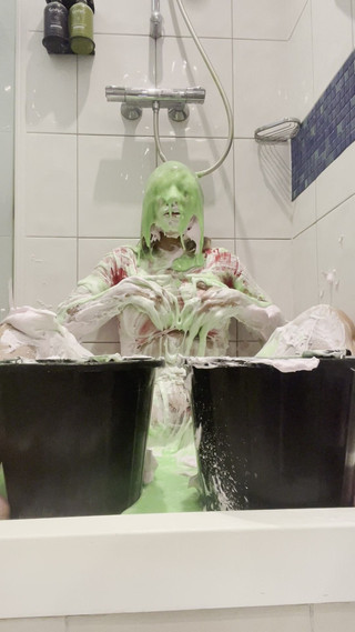 CALLIE ROKS: Merah jambu berkencing ke muka dan baldi gunge di atas...