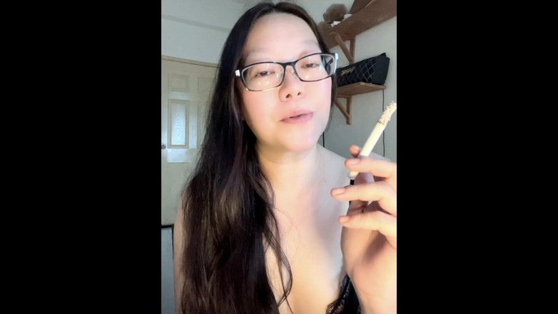 Smoking Asian: Merokok Asia yang berambut gelap berdenyut, batuk, MILF bertelanjang atas...
