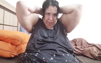 PalmiraGordi shows her hot pussy with which she is going to enjoy