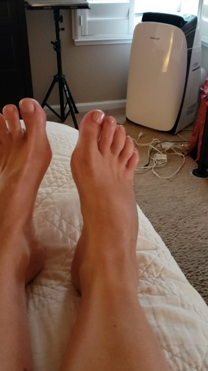 JessRyan: Oh No! MILF Camgirl Jess Ryan Foot Problems