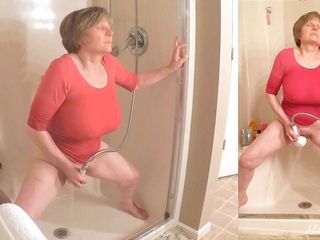 Marie Rocks, 60+ GILF: 60+ горячая бабуля мастурбирует, тренировка в мокрой футболке
