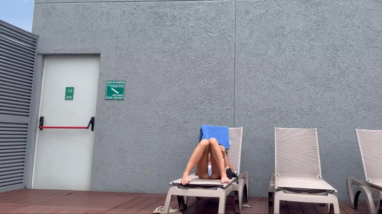 Priscila Belini: Grabé a mi famoso vecino tomando el sol en el...