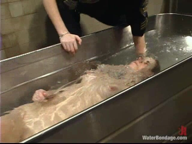 Water Bondage by Kink: 5 Dziewczyna Strzela część 1