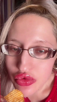 Asmr chipsy ziemniaczane jedzenie słuchaj w słuchawkach