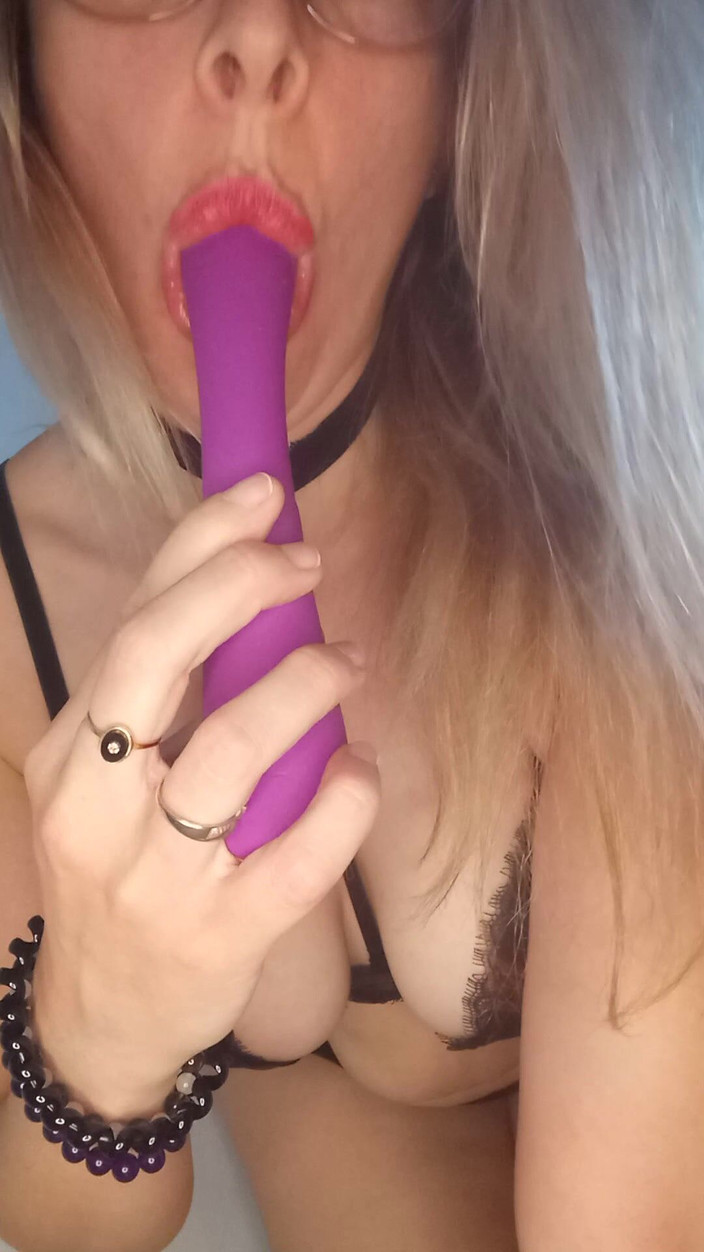 Aurore2121: Saya suka menghisap