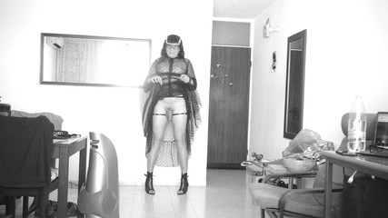 Voyager: Uma bandagem de couro e um vestido completamente transparente.