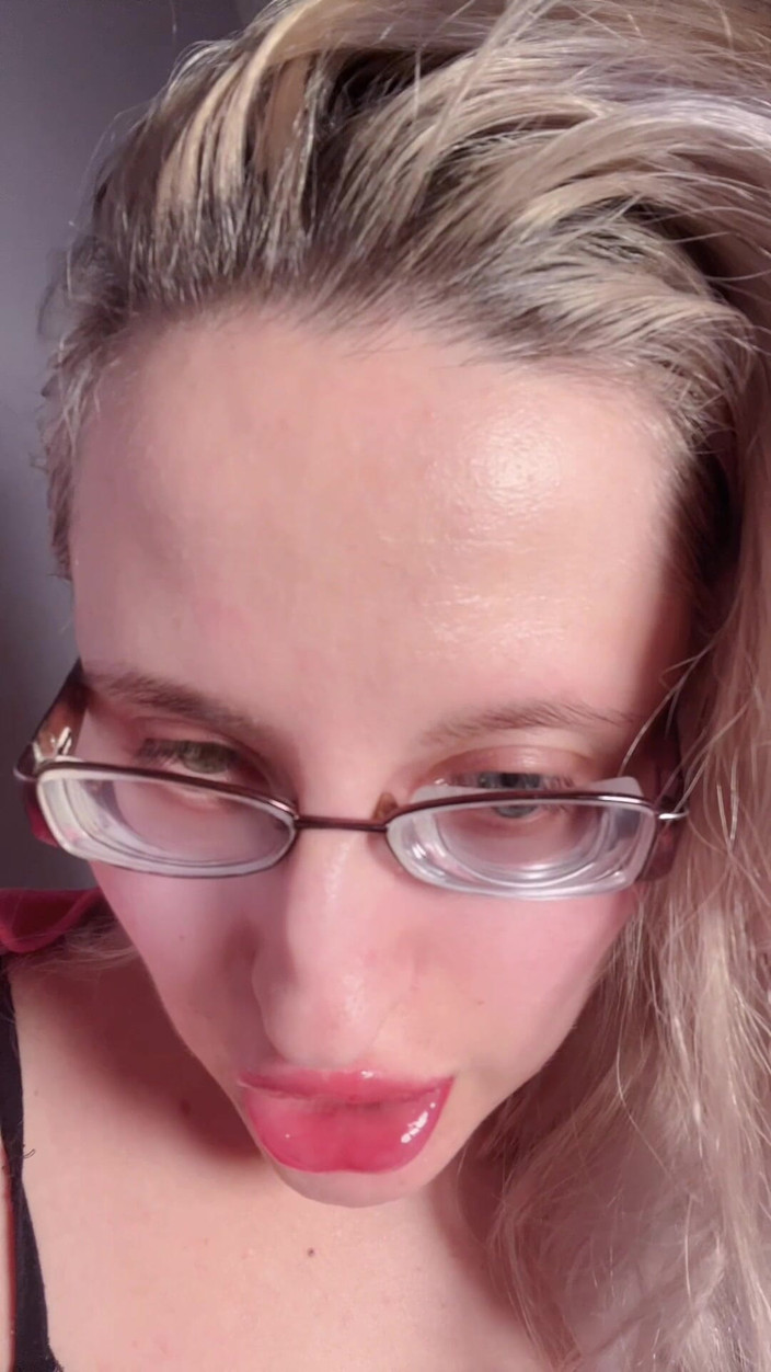 FinDom Goaldigger: 你的妻子一无是处，因为你爱上了 Findom 目标挖掘者。大厚眼镜和红色大嘴唇的涂边仪式。