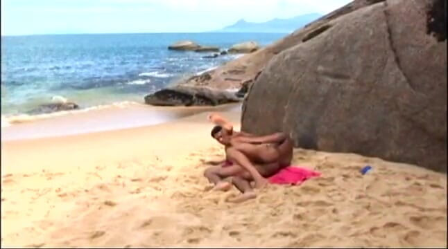 Bad Boyz: Gaya doggy dubur di pantai di bawah matahari