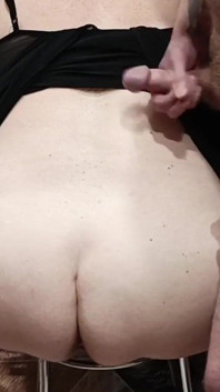 Masturbando um pau em uma bunda grande e gozando
