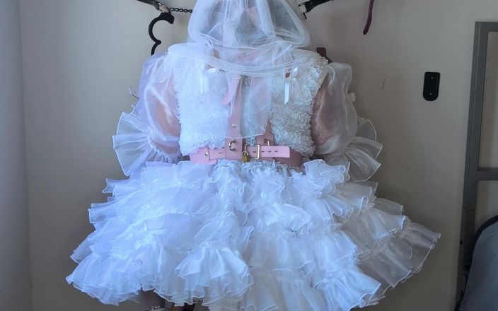 Sissy Candy: La sposa sissy che gioca con un sacco di dildo