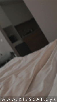 Je to sen? Nevlastní syn šuká nevlastní mámu v hotelovém sdíleném pokoji a nevlastní matka dostane žhavý sex až do výstřiku na obličej