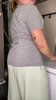 ホットワイフが洗濯中にクリームパイをやられる