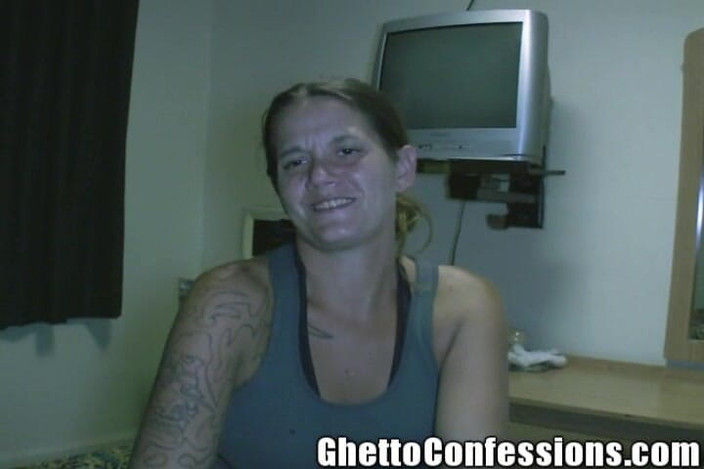 Ghetto Confessions: 彼女の手にコックを持つ角質ブルネットはフェラチオをします