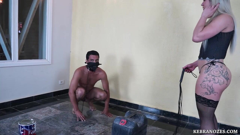 Kebranozes: Chůva mučí koule