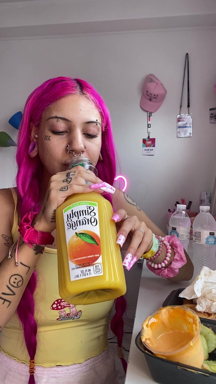 Nali Marie: Pikantne jedzenie Mukbang Przejadanie twarzą drobna dziewczyna jedzenie gorącej żywności zbliżenie...
