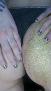 Alternatieve meisjesolie een kont masseren en billenkoek door Glitters