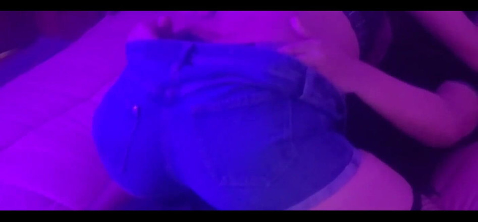 Astrid Cute: 我说服一个来自我班的女孩用她的丁字裤在旁边做爱