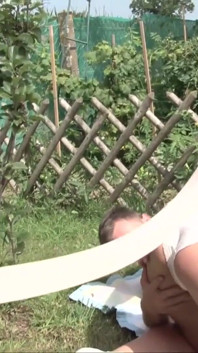 Nena en uniforme universitario y tacones le gusta follar al aire libre y semen en la boca