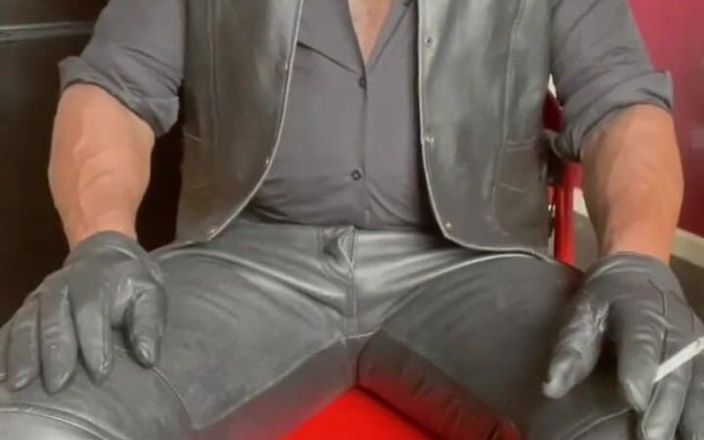 Black smoking muscle stepdad: Scene cu tatăl vitreg care fumează din piele