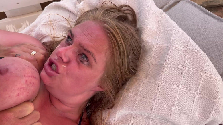 Bonnie rose: Elaine Rose a Pascal White šukají kolem bazénu ve Španělsku