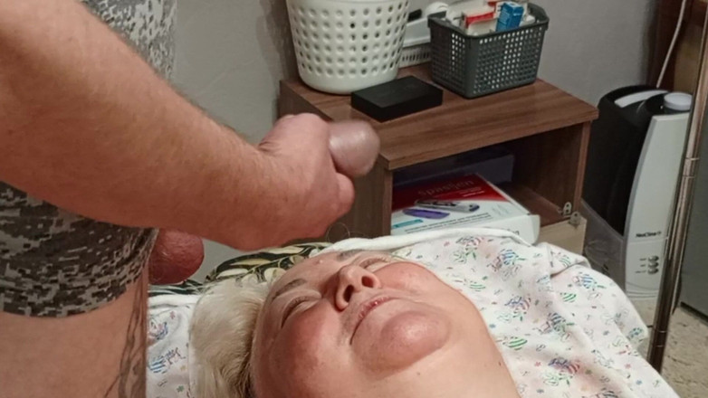 Zona901: 내 자지를 따먹는 후 정액 한 입을 따먹는 이웃