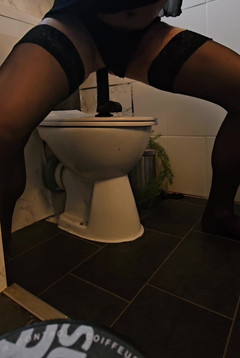 Sissy Millie Lucy: Sissy in strümpfen reitet ihren dildo teil 1