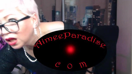AimeeParadise: Vrăjitoarea sălbatică matură AimeeParadise își rupe ciorapii și ejaculează pasional!