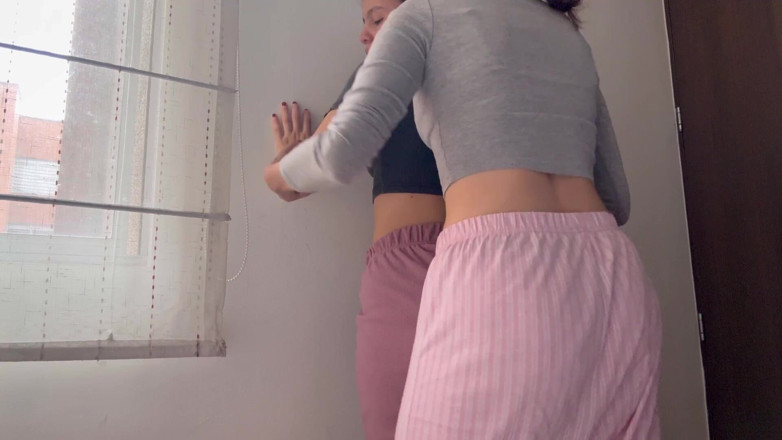 scarlettandc: Üvey erkek kardeşimin karısına lezbiyen seks yapmayı açıklıyorum