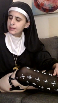 Sexy jeptiška kouří podvazky v punčochách
